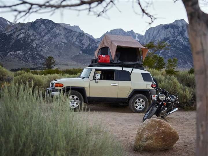 Camioneta con carpa de techo abierta